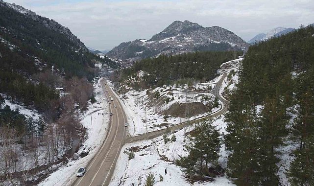 Kozan'da kar keyfi: Kardan adama sucuk ekmek ve şalgam ikram ettiler