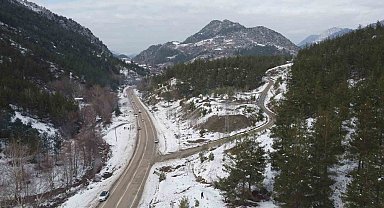 Kozan'da kar keyfi: Kardan adama sucuk ekmek ve şalgam ikram ettiler