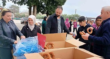 Kozan'da şehit aileleri ve gazilerden öğrencilere simit ikramı