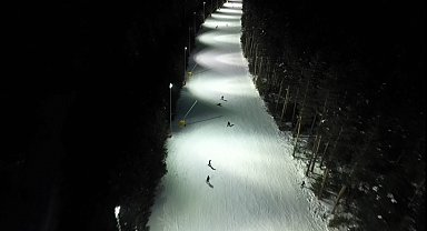 Kristal karların üzerinde gece mesaisi: Sarıkamış'ta ışıklar altında kayak keyfi
