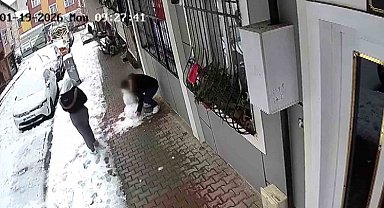 Küçükçekmece'de çocukların yaptığı kardan adamı götürdü