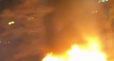 Küçükçekmece'de göl ağzındaki iki kayık alev alev yandı