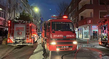 Küçükçekmece'de kentsel dönüşümdeki binanın çatısında yangın