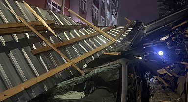 Küçükçekmece'de şiddetli rüzgar çatıyı uçurdu: Araçlar zarar gördü