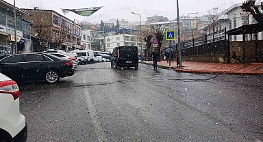 Kulp'ta yağmur yerini kar yağışına bıraktı