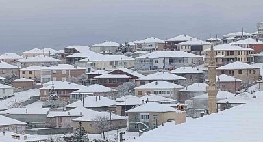 Kulu'da mevsimin ilk kar yağışı etkili oldu