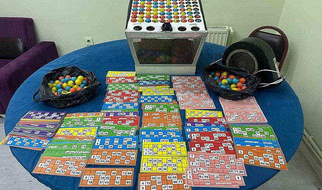 Kumar oynatılan mekana kapıyı ikiye bölerek giren polis, çatıdan kaçmaya çalışanları yakaladı