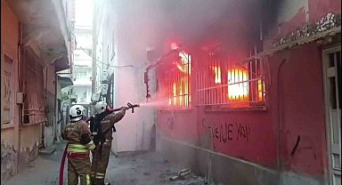 Kumaş deposu alevlere teslim oldu