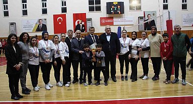 Kumluca'da kadınlar öğretmenler arasında düzenlenen voleybol turnuvası sona erdi