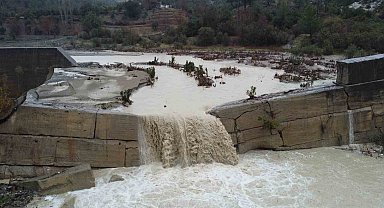 Kuraklıkla kuruyan Deliçay yeniden akmaya başladı, çiftçinin yüzü güldü