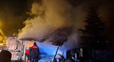 Kursun odunluk deposunda çıkan yangın korkuttu