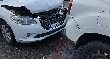 Kurtalan'da iki otomobil çarpıştı