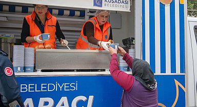 Kuşadası Belediyesi'nin sıcak çorba ikramı başladı