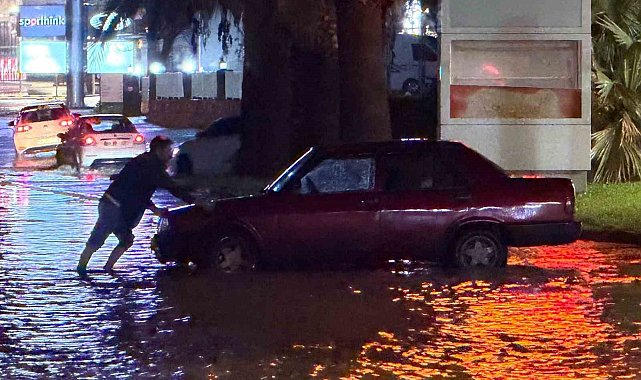 Kuşadası'nda sağanak yağış yolları göle çevirdi
