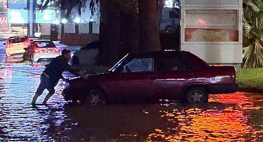 Kuşadası'nda sağanak yağış yolları göle çevirdi