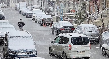 Kütahya beyaza büründü, kar yağışı ulaşımı olumsuz etkiledi