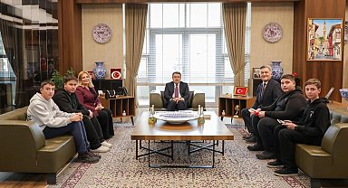 Kütahya Valisi Işın, öğrencilerin podcast çalışmasını dinledi