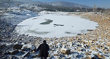 Kütahya'da dondurucu soğuklar göleti tamamen buzla kapladı