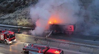 Kütahya'da seyir halindeki tır alevlere teslim oldu