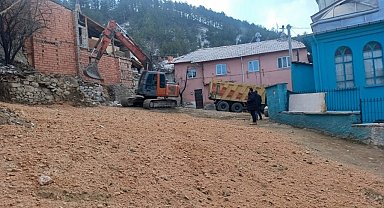 Kütahya'da tarihi caminin çevresindeki görüntü kirliliği ortadan kaldırıldı