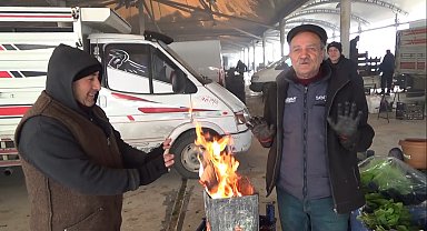 Kütahyalı pazarcılar tenekede ateş yakarak ısınıyor