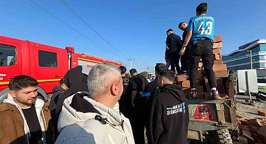 Kütahyaspor taraftarı, kazada yaralı sürücünün yardımına koştu