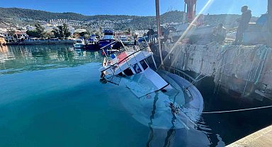 Kuvvetli rüzgar Güllük'te tekneyi batırdı
