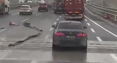 Kuzey Marmara Otoyolu'nda fırtınanın etkisiyle tır devrildi: O anlar kamerada