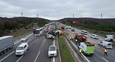 Kuzey Marmara Otoyolu'nda hafriyat kamyonu yan yattı