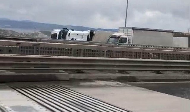 Kuzey Marmara Otoyolu'nda şiddetli fırtına: 2 tır devrildi