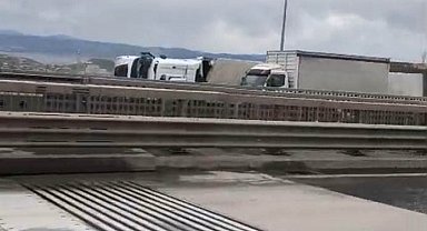 Kuzey Marmara Otoyolu'nda şiddetli fırtına: 2 tır devrildi