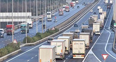 Kuzey Marmara Otoyolu'nda tırların lodosla imtihanı