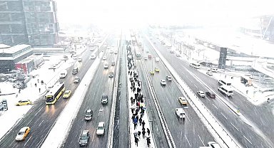 Lapa lapa kar yağan Bahçelievler havadan görüntülendi