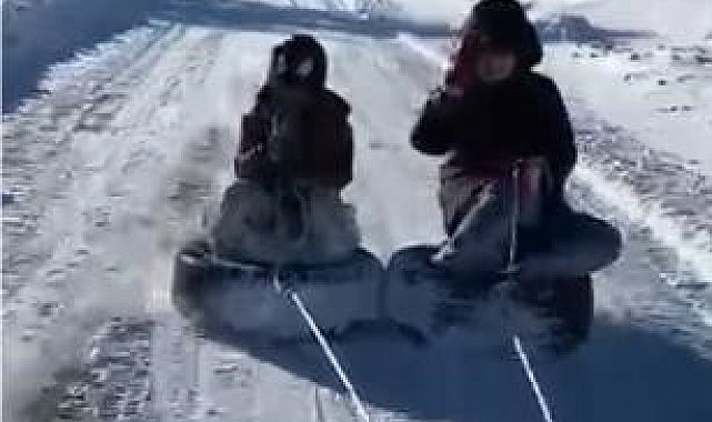 Lastiği kızak yapıp araçla çektiler: Çocukların kar eğlencesi kameralara yansıdı