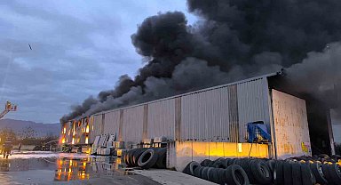 Lastik deposu alevlere teslim oldu