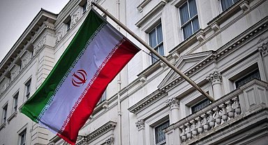 Londra'da göstericiler İran Büyükelçiliği'nde 1979 devrimi öncesine ait İran bayrağı açtı