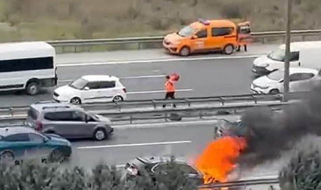 Lüks araç seyir hakindeyken alev topuna döndü