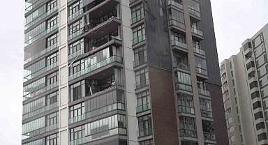 Lüks sitenin cam balkonları lodosla beraber uçtu