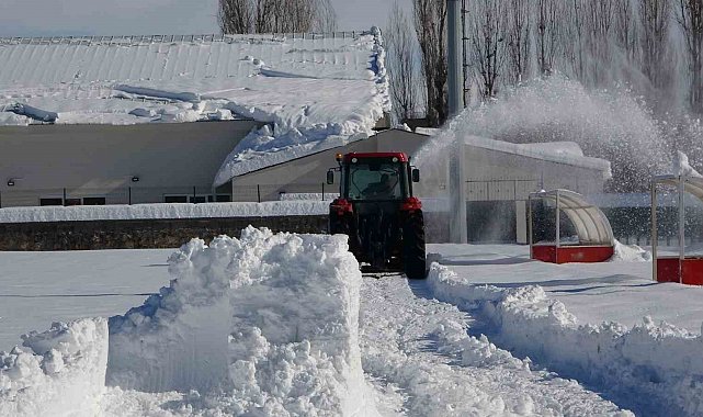 Maç öncesi saha kardan temizlendi