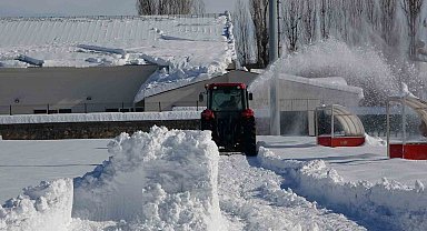 Maç öncesi saha kardan temizlendi