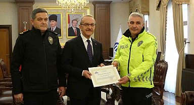 Maçta üşüyen çocuğa çorabını veren polis memuru ödüllendirildi