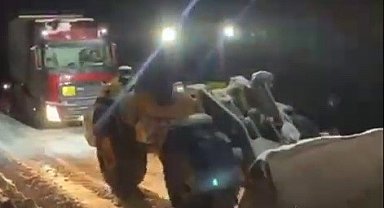 Mahsur kalan doğalgaz yüklü tır kurtarıldı