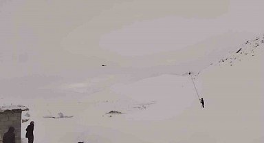 Mahsur kalan hastayı almaya giden helikoptere bez sallayarak yol gösterdi