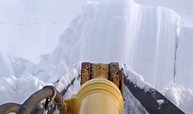 Malatya'da 1 buçuk metre karla mücadele kameralara yansıdı