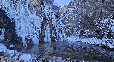 Malatya'da Gürpınar Şelalesi buz tuttu
