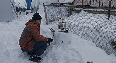 Malatya'da kardan soba yapan esnaf çay demledi