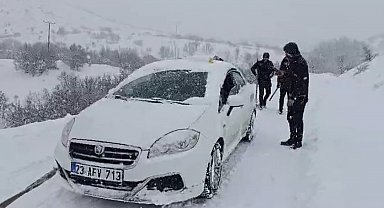 Malatya'da karlı yolda kalan araç ve hasta vatandaşlara büyükşehir ekipleri yetişti