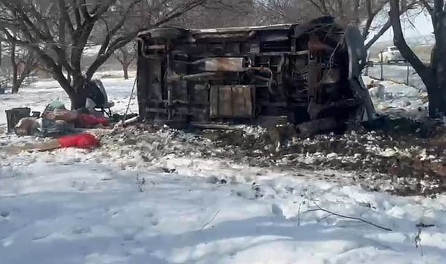 Malatya'da kontrolden çıkan minibüs kayısı bahçesine uçtu