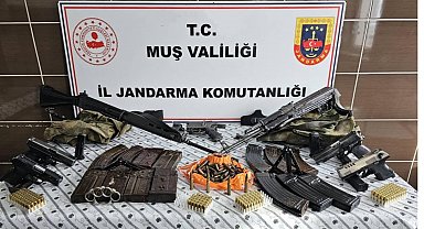 Malazgirt'te çok sayıda silah ve mühimmat ele geçirildi