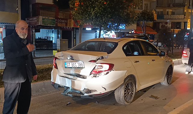 Manavgat'ta 3 aracın karıştığı zincirleme kazada yaralanan olmadı